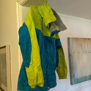 Children’s Marmot outer shell. Size Large. Hood folds into the collar.